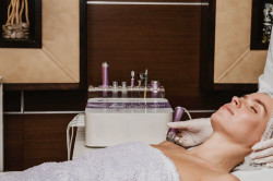 Soins esthétiques et expertise anti-âge avec praticienne