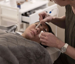 Techniques de soins esthétiques personnalisés et traitement anti-âge en institut